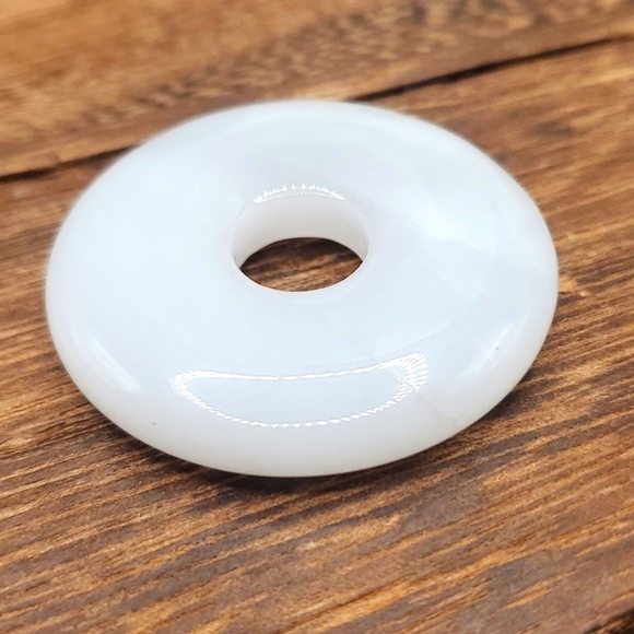 P102‎ milky jade donut pendant - Picture 1 of 3
